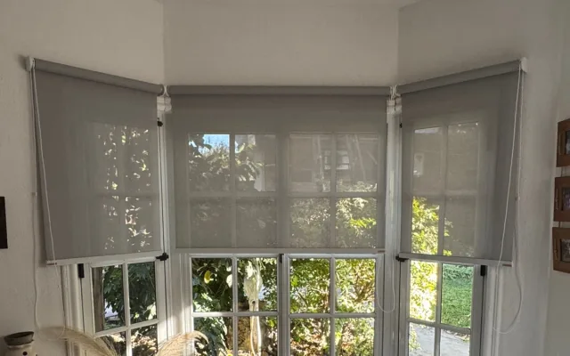 Cortinas roller en el ventanal de un living